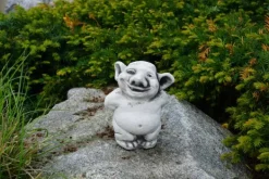 Gartendekoparadies Trolls-Troll avec un somptueux bouquet de fleurs