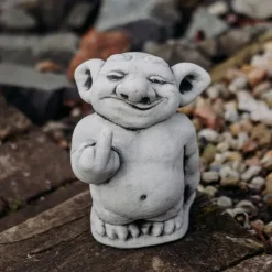 Gartendekoparadies Trolls-Troll montre le majeur