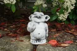 Gartendekoparadies Trolls-Troll montre le majeur