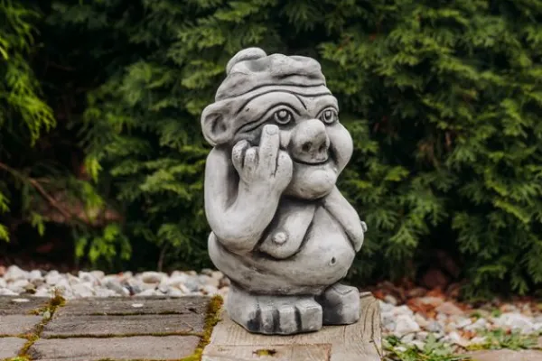 Gartendekoparadies Trolls-Troll XXL : Mamie montre le majeur