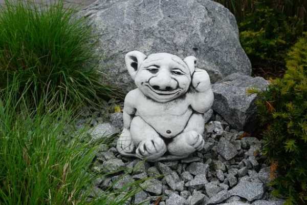 Gartendekoparadies Trolls-Troll XXL avec un doigt dans l'oreille