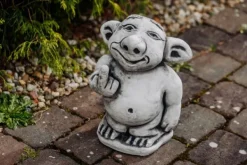 Gartendekoparadies Trolls-Troll XXL montre le majeur