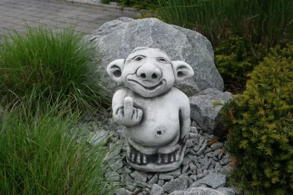 Gartendekoparadies Trolls-Troll XXL montre le majeur