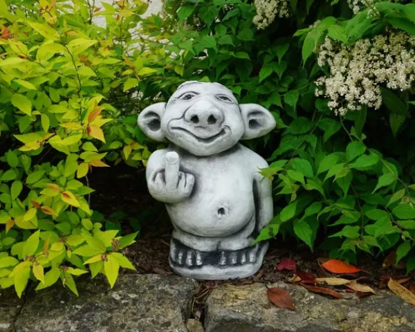 Gartendekoparadies Trolls-Troll XXL montre le majeur