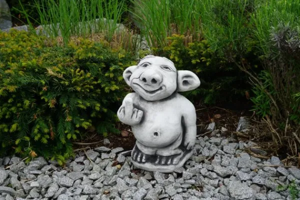 Gartendekoparadies Trolls-Troll XXL montre le majeur