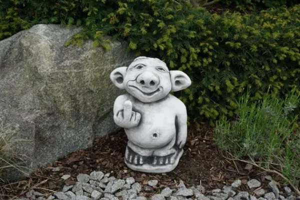 Gartendekoparadies Trolls-Troll XXL montre le majeur