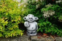 Gartendekoparadies Trolls-Troll XXL montre le majeur