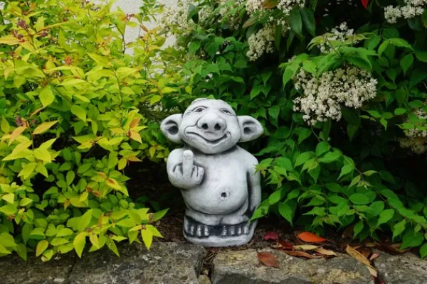 Gartendekoparadies Trolls-Troll XXL montre le majeur
