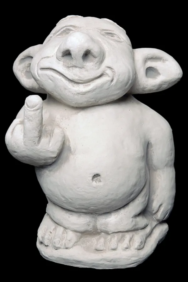 Gartendekoparadies Trolls-Troll XXL montre le majeur