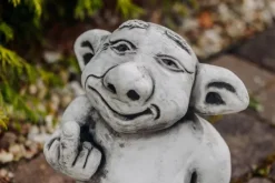 Gartendekoparadies Trolls-Troll XXL montre le majeur