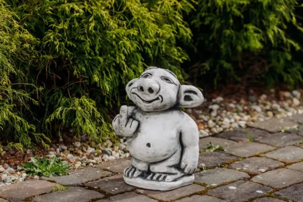 Gartendekoparadies Trolls-Troll XXL montre le majeur