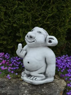 Gartendekoparadies Trolls-Troll XXL montre le majeur