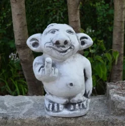 Gartendekoparadies Trolls-Troll XXL montre le majeur