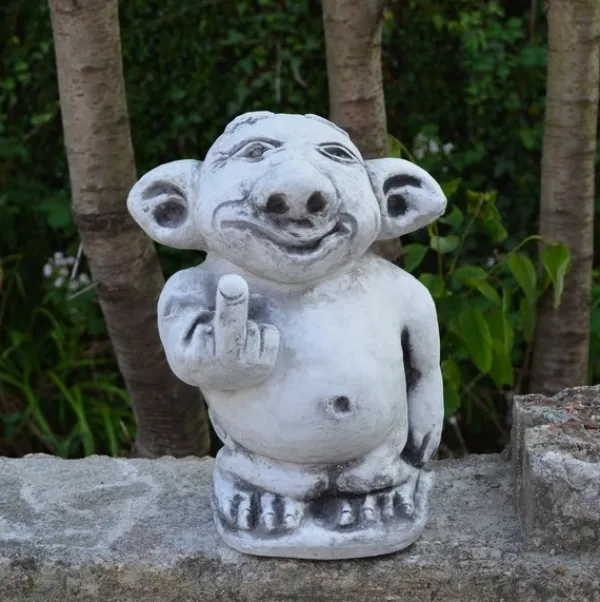 Gartendekoparadies Trolls-Troll XXL montre le majeur