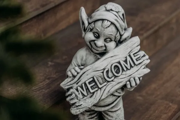 Gartendekoparadies Gnome-Un gnome amical accueille les invités