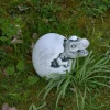 Gartendekoparadies Animaux-Un petit dinosaure sort de l'œuf
