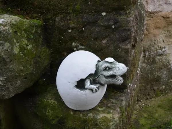 Gartendekoparadies Animaux-Un petit dinosaure sort de l'œuf