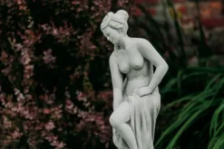 Gartendekoparadies Figures & Statues-Vénus au bain sur socle